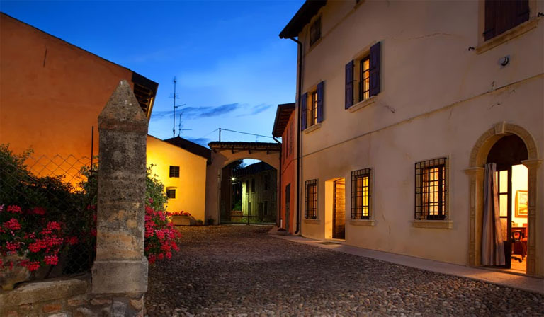 L'agriturismo Corte Olfino di sera